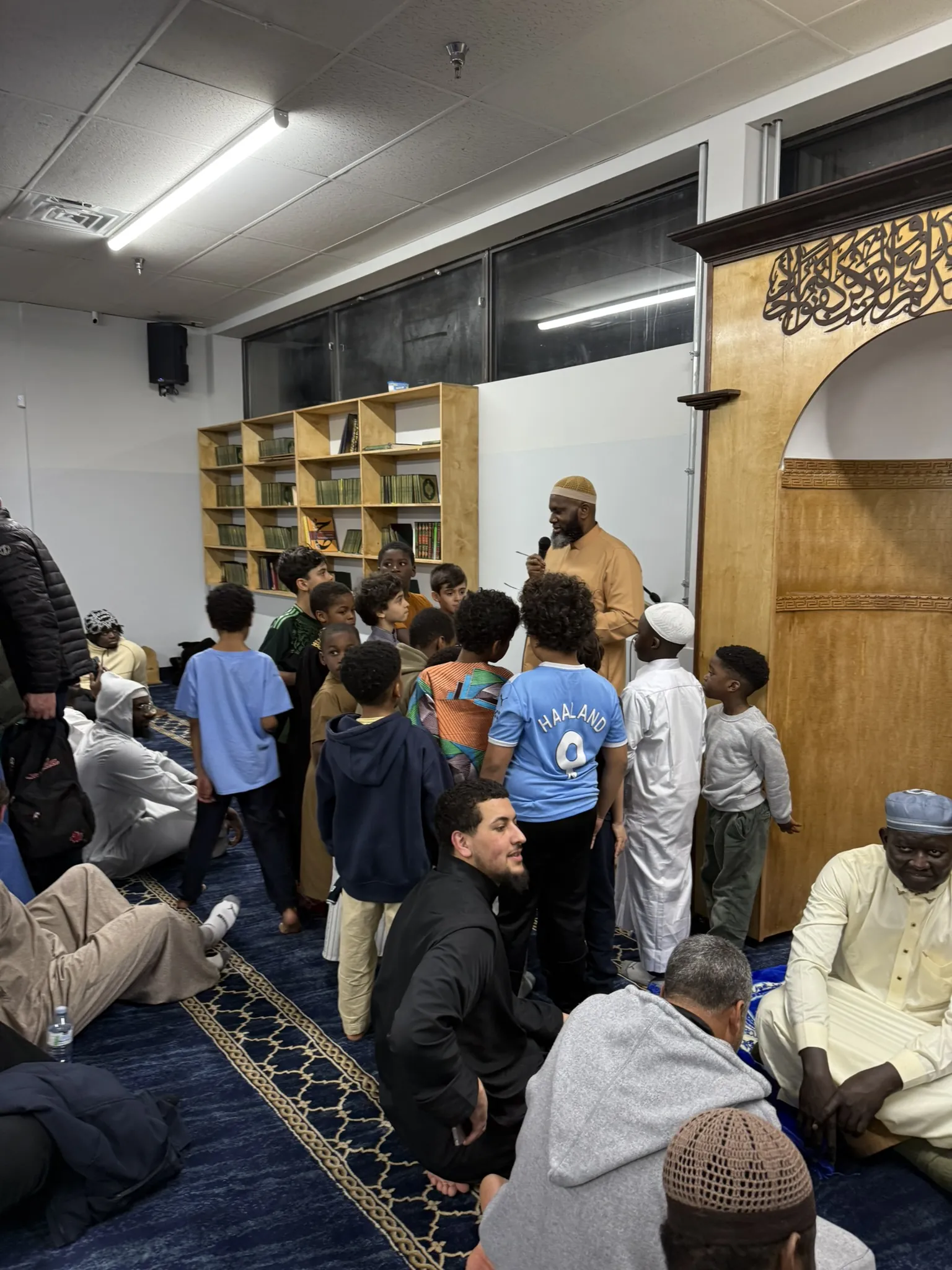 Des enfants rassemblés dans la salle de prière.
