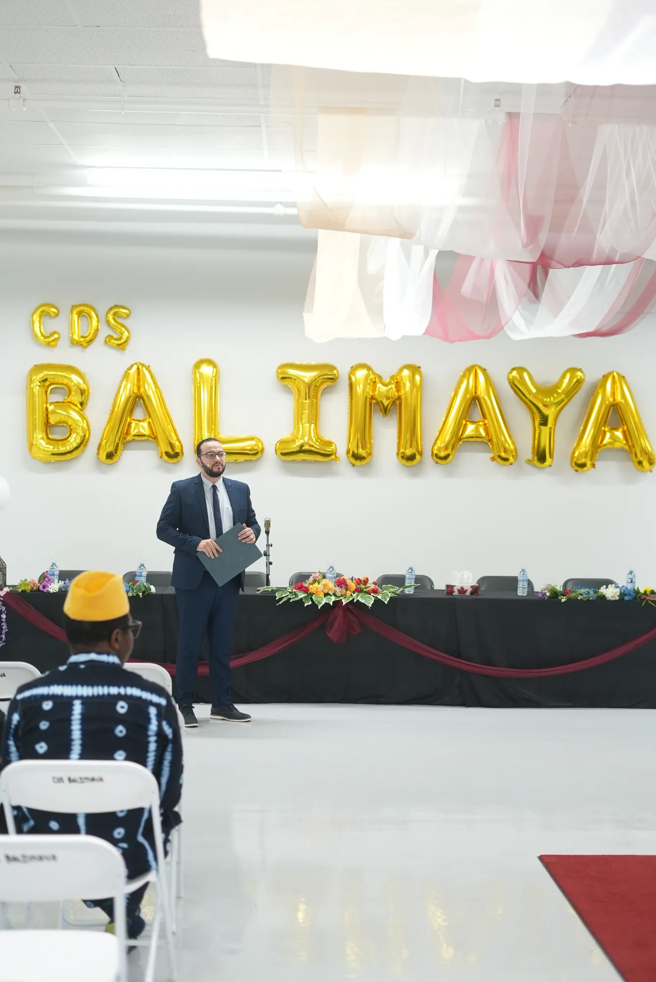 Un intervenant prend la parole lors d’une rencontre du centre, sous les lettres CDS Balimaya.