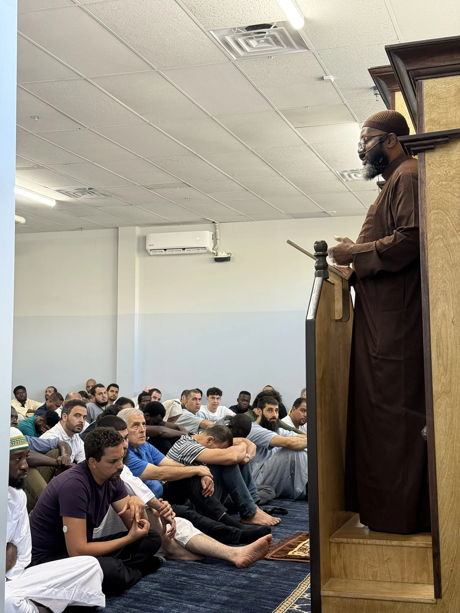 L'imam prononce le sermon depuis le minbar.