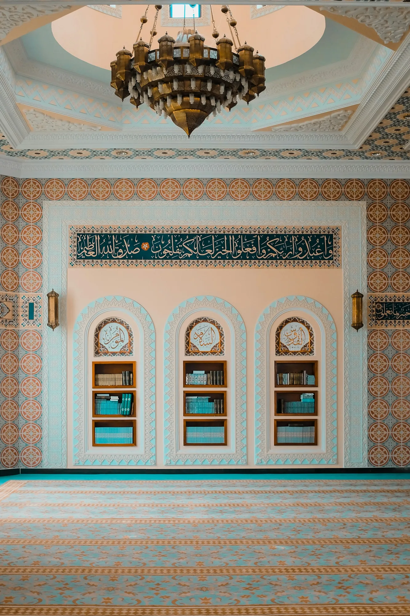 L’intérieur clair d’une mosquée, aux tons pastel.